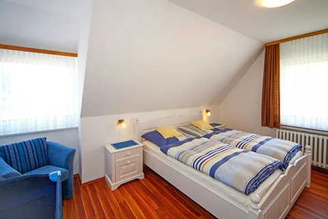 Großzügiges Schlafzimmer mit Doppelbett